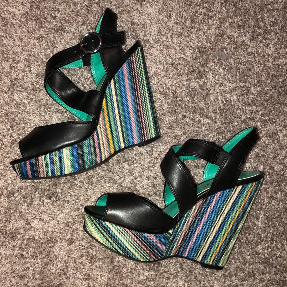 Black/multi colored wedge 6.5